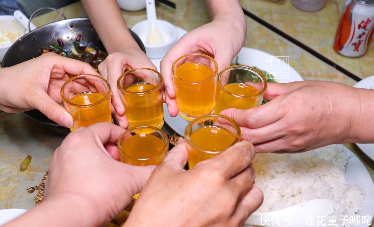 吃饱|一家人外面聚餐,点7个菜上了4个菜就吃饱了,老婆:下次不会再来