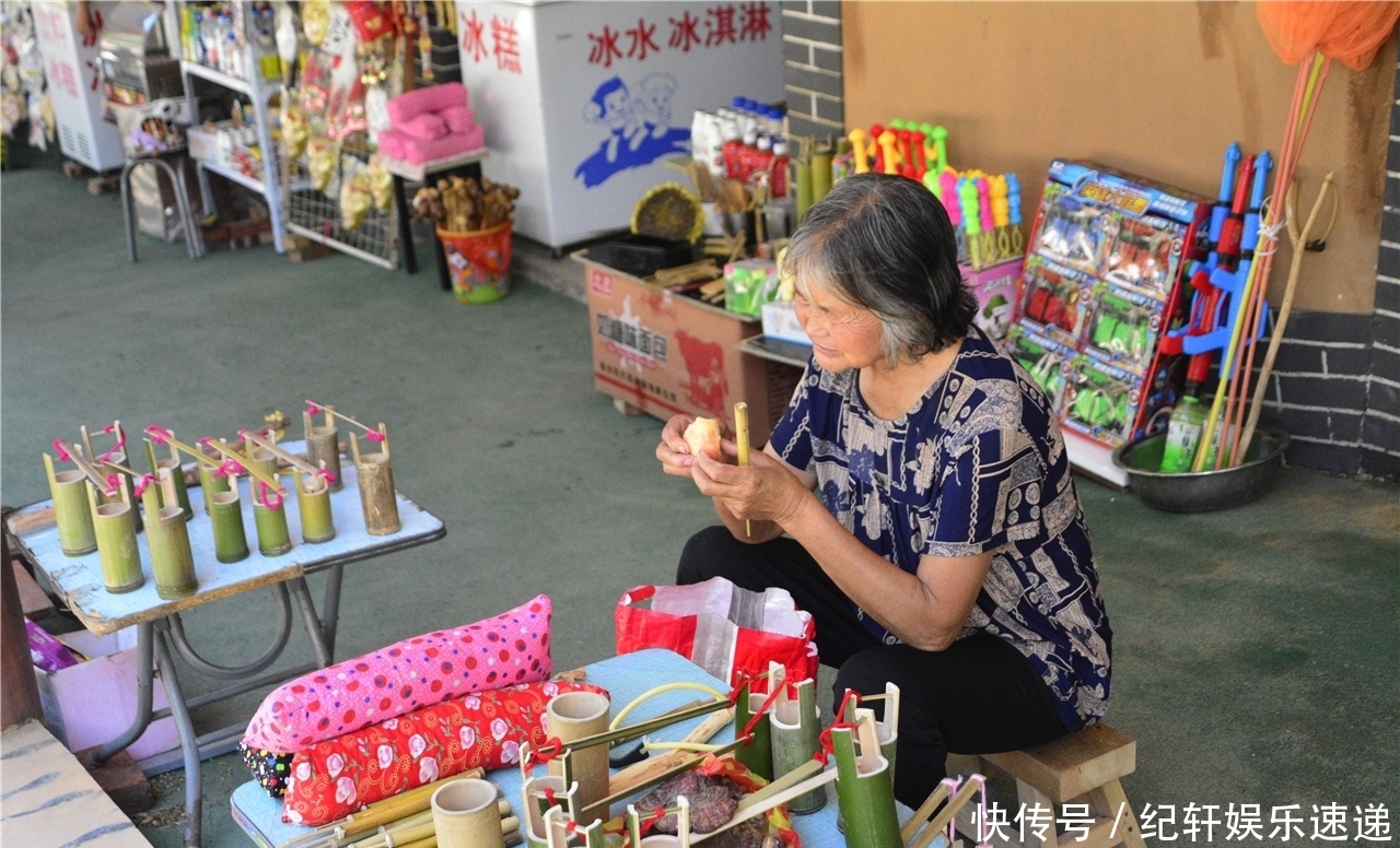卖钱|7旬大妈做手工卖钱,中午啃个桃子当午饭,游客搞完价却少给5块钱