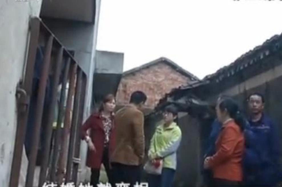 扫地出门|男子和相亲美女闪婚,次日就把她扫地出门,男子:分明两个人