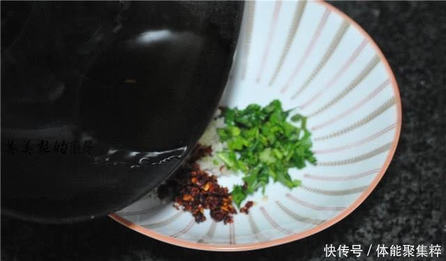 酸爽|比香辣粉、油泼面更过瘾!这一碗香辣酸爽,好吃到连汤都喝干净!