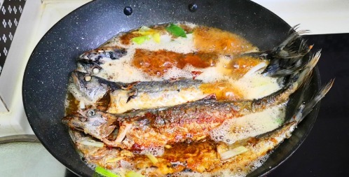 真香|做鲅鱼,最好不要加水炖,海边人都这样做,鱼肉鲜嫩不腥气,真香