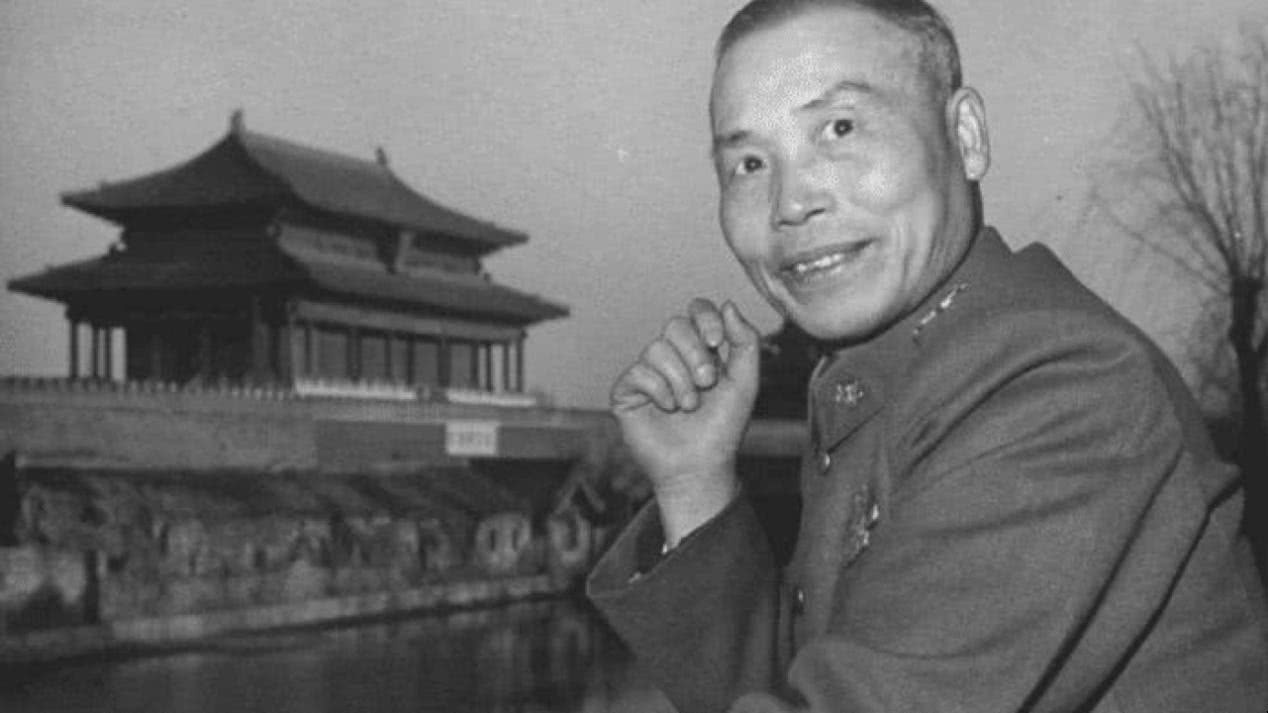  士兵|红军女兵给首长敬礼，首长却将她击毙，得知真相后士兵拍手叫绝