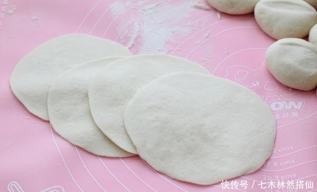 做出|包子不一定非要有肉，简单几步就能做出暄软的素包子，出锅就吃仨