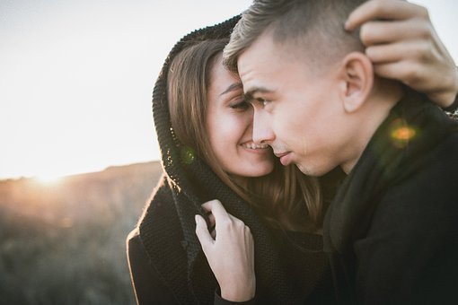 改变|结婚当天改口费红包里装玩具钞票，新娘当众“撒钱”，并取消婚礼