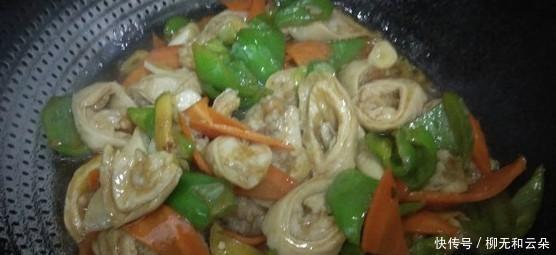 小厨房|超小厨房做炸辣椒香肠,两个大肠配配菜,一个胡椒粉,一个洋葱