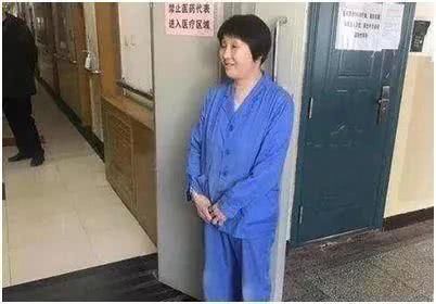 带走|12岁，母亲改嫁带走弟弟妹妹，58岁，他把瘫痪的母亲埋进墓坑