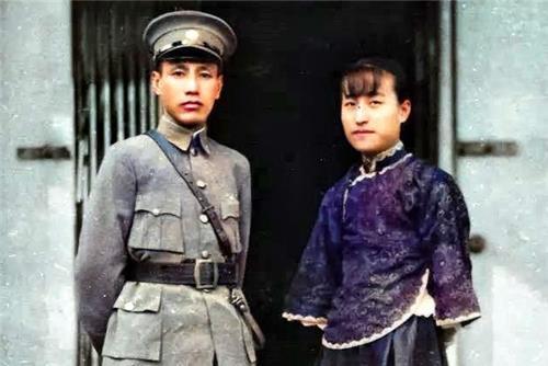 三毛|名人珍贵合影:三毛和王洛宾关系亲密,图3梦露和肯尼迪交谈甚欢