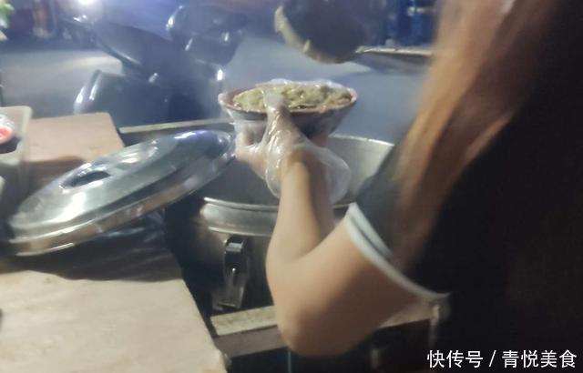 面条|豫西农村老妇坚持10年卖山野菜杂面条,好吃不贵,每天卖出200碗