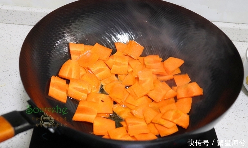 倒入|鸭肉别只会做啤酒鸭,加土豆胡萝卜炖一炖,端上桌连汤汁都不剩!