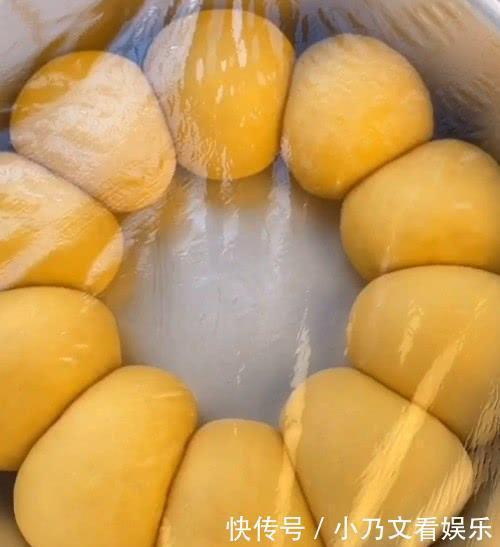 面包|3个鸡蛋1碗面粉,不用烤箱也能做面包,比买的还蓬松暄软,孩子最爱