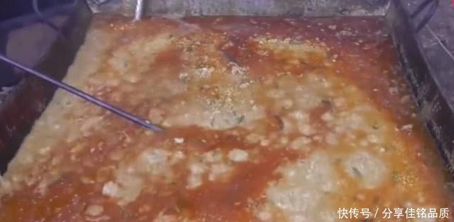 印度|印度富豪请全村人吃鸡,一大锅肉配一大锅饭,几百个人坐草地上吃