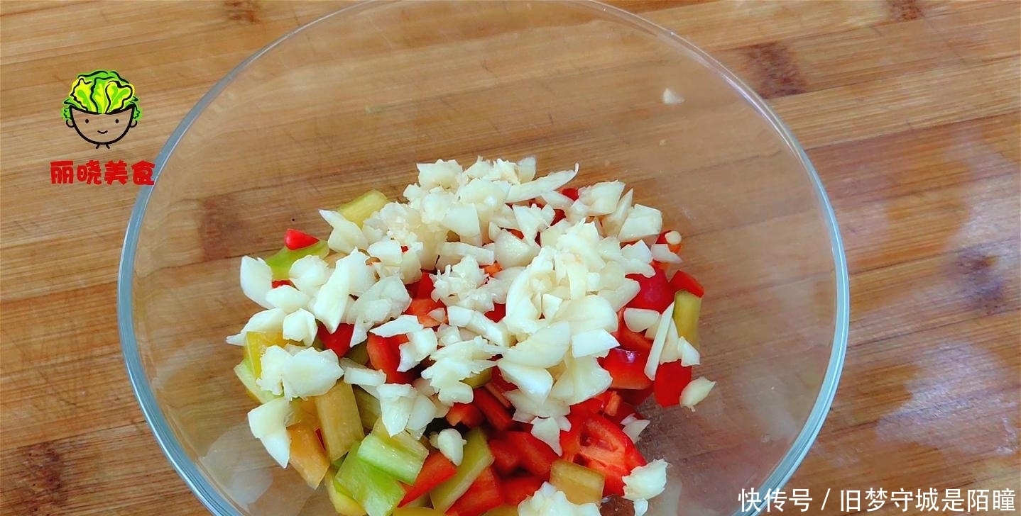 吸油|今天才知道,炒茄子不能先放油,一个小技巧,好吃不吸油,吃不腻