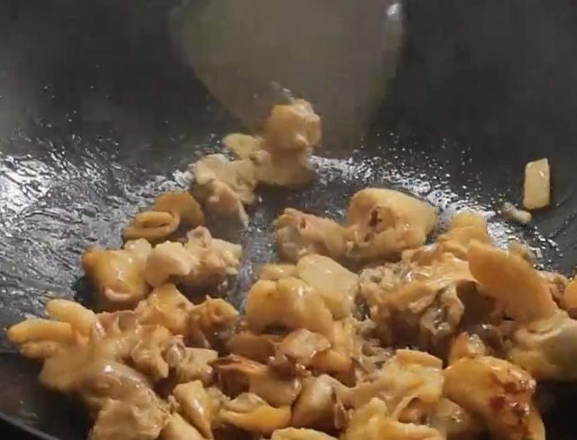 经典|鸡肉的经典做法,香辣美味,一盘鸡肉搭配两碗米饭,真过硬