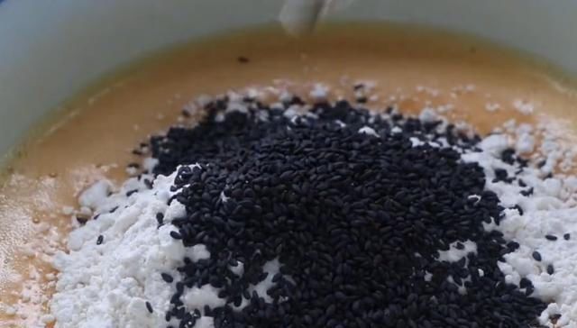 平底锅|用3个鸡蛋做的小零食,香甜酥脆,平底锅就搞定,比买的还香