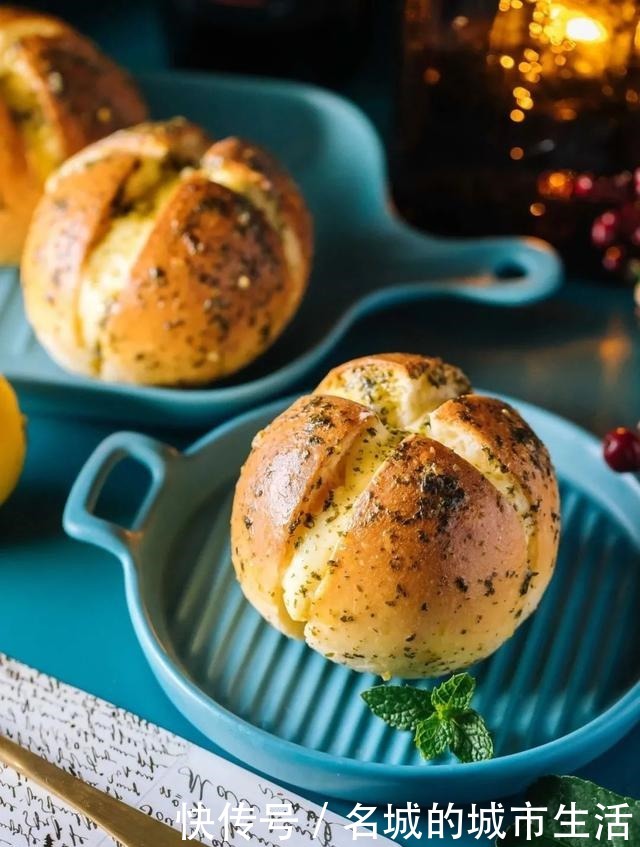 奶酪|在家也能轻松做的奶酪蒜香包,奶香味加上浓厚蒜香,让人无法抵挡
