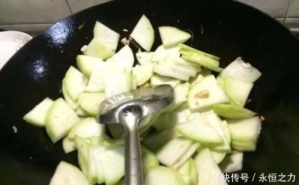 简单|别小看这菜，简单一炒，孩子天天吵着要吃，剩的汤汁都受欢迎