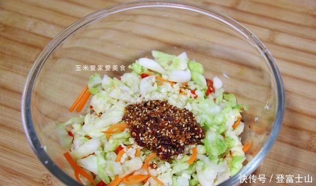 做法|包菜最下饭的做法,一次拌5瓶,酸辣脆爽,比吃肉还香