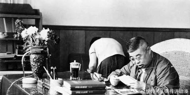 将军|吴法宪出狱后生活:夫人在丈夫落魄后不离不弃,夫妻相伴共度晚年