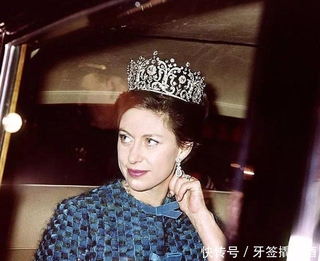 戴着|英女王妹妹的华美皇冠,各个价值连城,有一顶绿松石皇冠不知去向