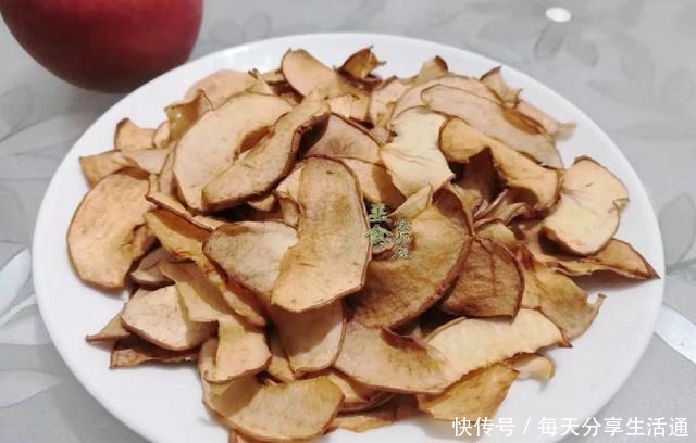 简单|爱吃零食的有口福了,5个苹果,切一切简单一做,比薯片营养好吃