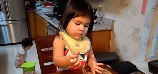 认出来|英国小姑娘有多喜欢吃中餐在中国待三年,回国时差点没认出来