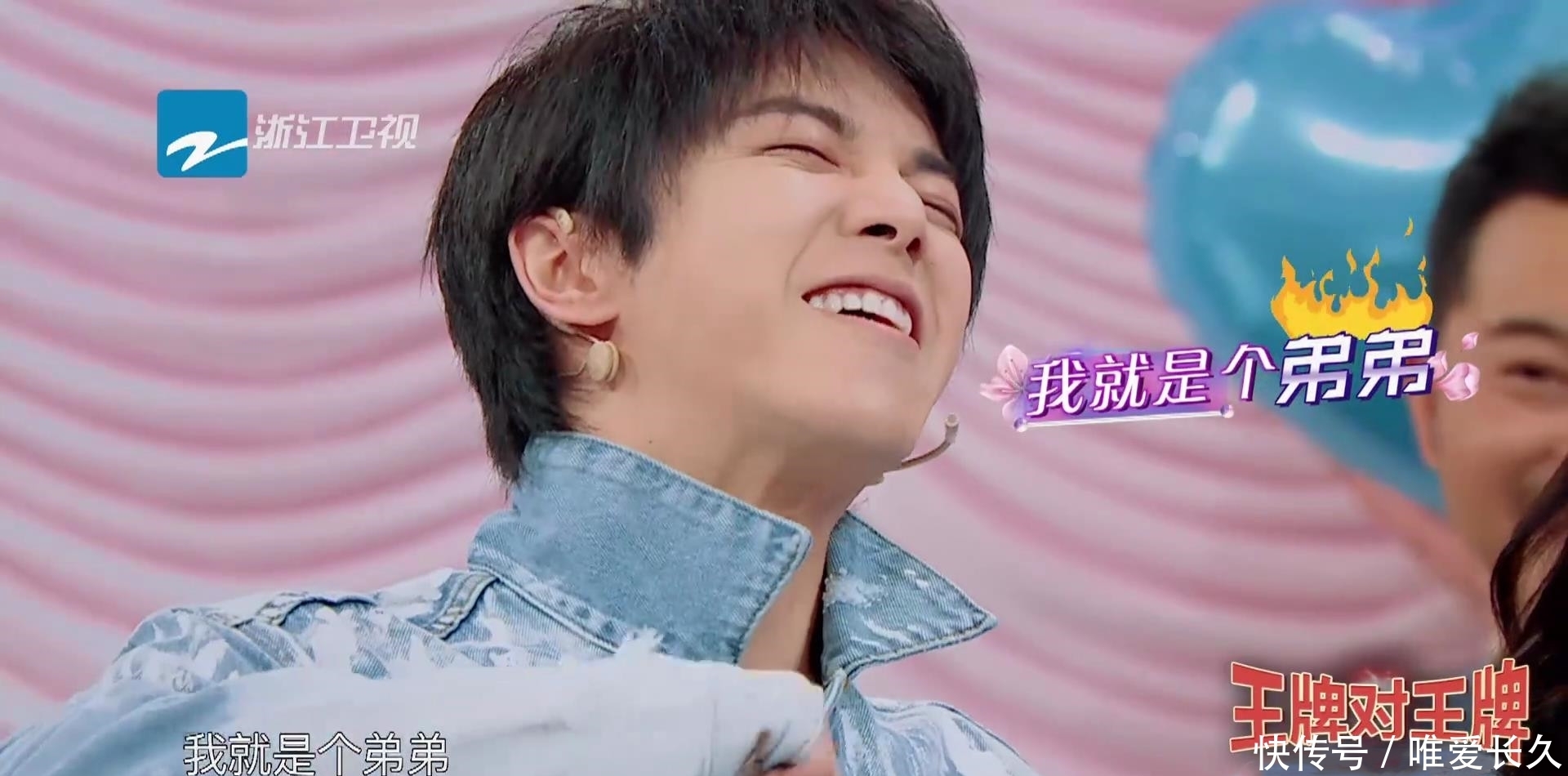 华晨|关晓彤节目现场脱鞋,当她和173华晨宇同框时,看到差距不敢相信