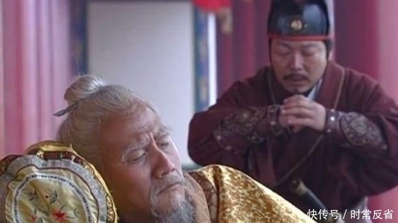 搀扶|皇帝庆功宴上摔倒,群臣故意不理,此人好心搀扶,皇帝:弄死他!