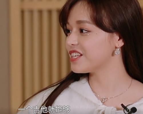 吉他|华晨宇用一把吉他完成表演,谁注意黄霄云的评价真懂还是假懂