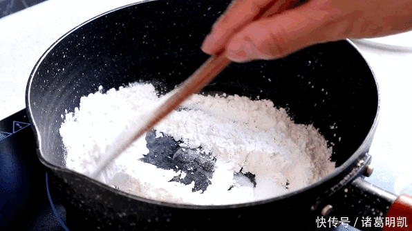  广式|广式甜点“芒果糯米糍”，比雪媚娘制作简单，奶香浓郁，软糯拉丝