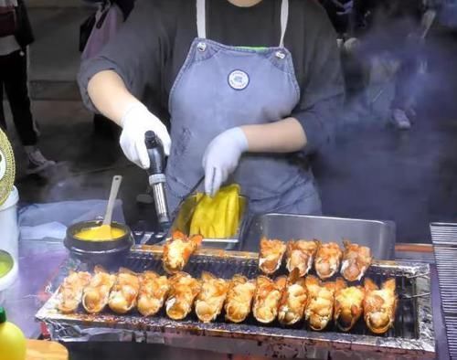 哥哥|小哥哥卖“高档小吃”,50元一个,不准食客挑,食客却排着长队买