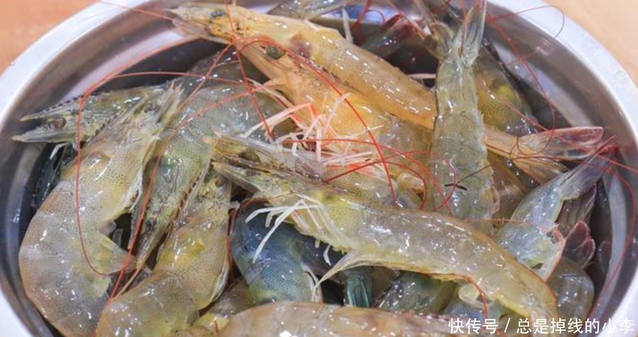 老法子|去虾线,别再用牙签这个老法子了!教你一招,分分钟剥完两斤虾!