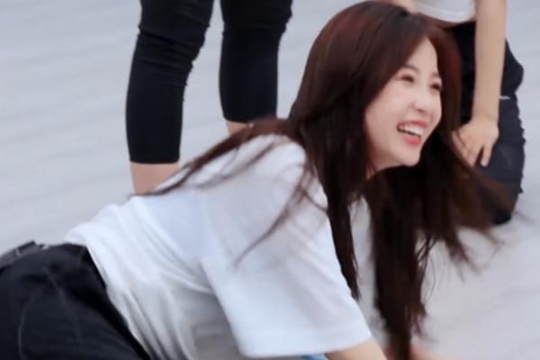 剪辑|剪辑太坑人看似虞书欣在扮丑调节气氛,实则胃痛也还坚持练舞