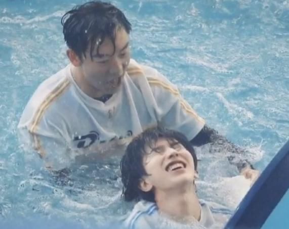 扛得住|蔡徐坤被郑恺按到水里,看到因遇水而“脱妆”的脸,这谁扛得住