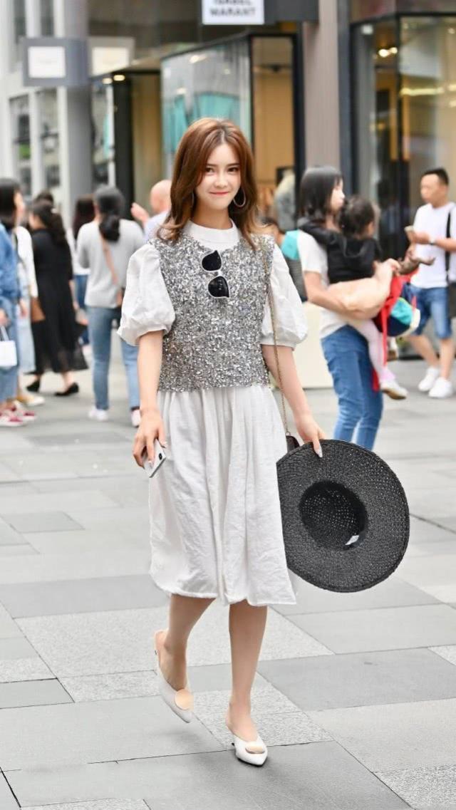  连衣裙|街拍：气质温婉的时尚辣妈，简洁的黄色连衣裙很显优雅风姿