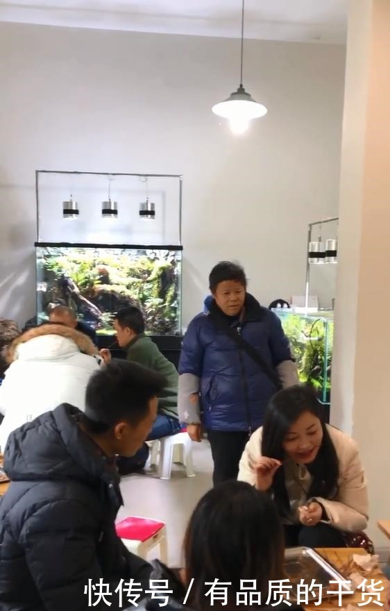 校服|人称“烧烤界的皇太后”,每周只工作3天,顾客从校服吃到婚纱