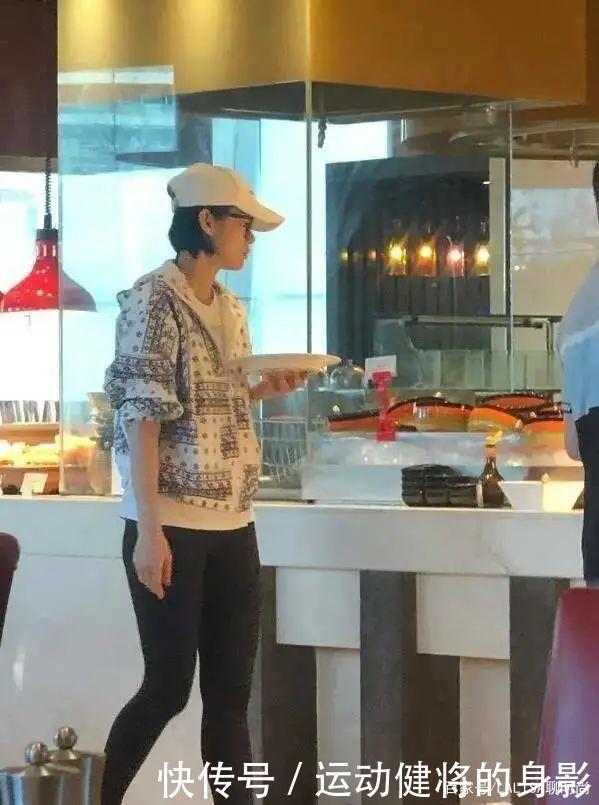 特别的开心|胡杏儿素颜吃自助餐,穿健身裤大腿还粗,生了娃成了老阿姨!