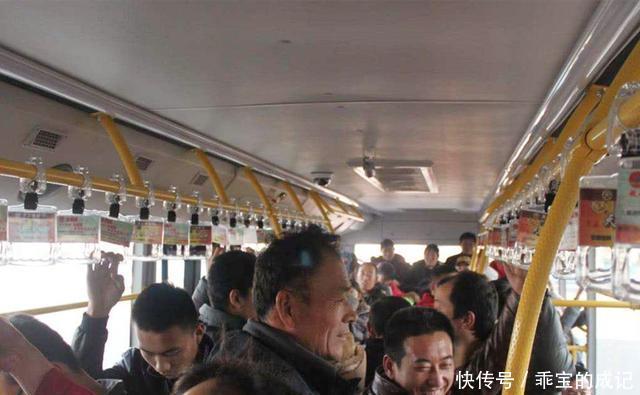 报警|公交车上男孩高喊肚子痛,母亲查看后报警,乘客:“孩子真机灵”