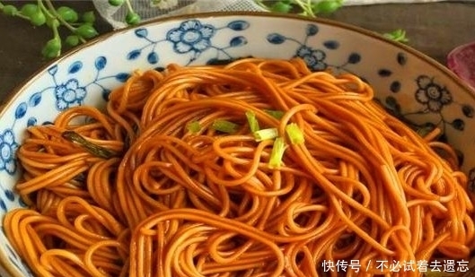 葱香|葱油拌面爽滑劲道,营养美味葱香浓郁,炎炎夏日必不可少