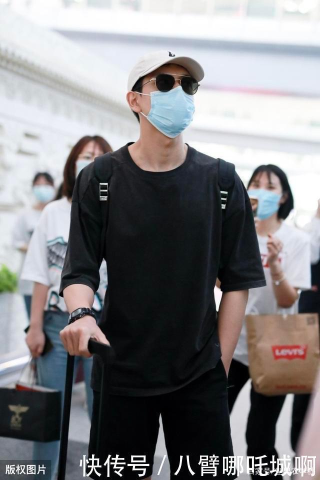  选择|李现机场新穿搭，一身黑样式依然低调沉稳，凉鞋配长袜挺新颖吸睛