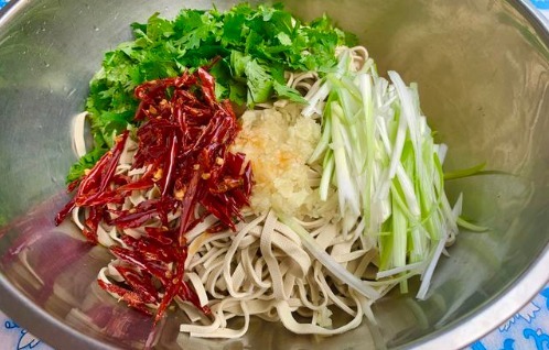 豆皮|凉拌豆皮怎么做好吃？教你农家开胃下饭吃法，端上桌能多喝两杯酒