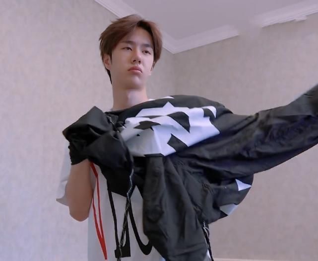  起床|王一博刚起床，节目组就拍他，犯迷糊的样子，太好笑了