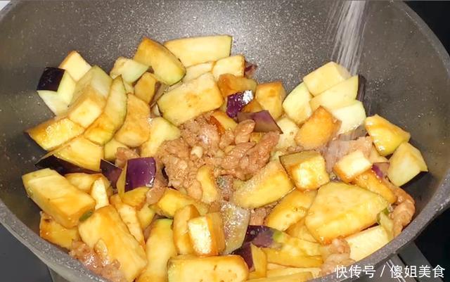  发黑|炒茄子先放油是不对的，饭店大厨：茄子不油不发黑，有诀窍