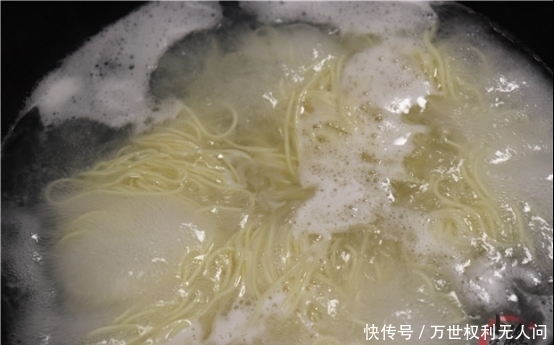 老板|煮面条最忌水开下锅,20年面馆老板:学会这3步,面条爽滑又筋道