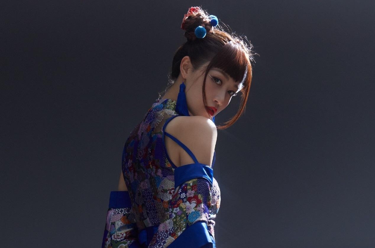 舞台|金莎三公舞台两次掉扇,失误太多下台大哭,队友蓝盈莹在笑什么