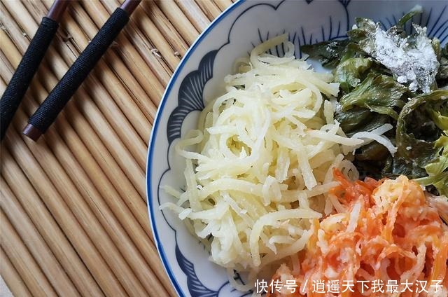 土豆|过年大鱼大肉吃多了，还是素菜舒服，蒸一蒸5分钟上桌，简单好吃