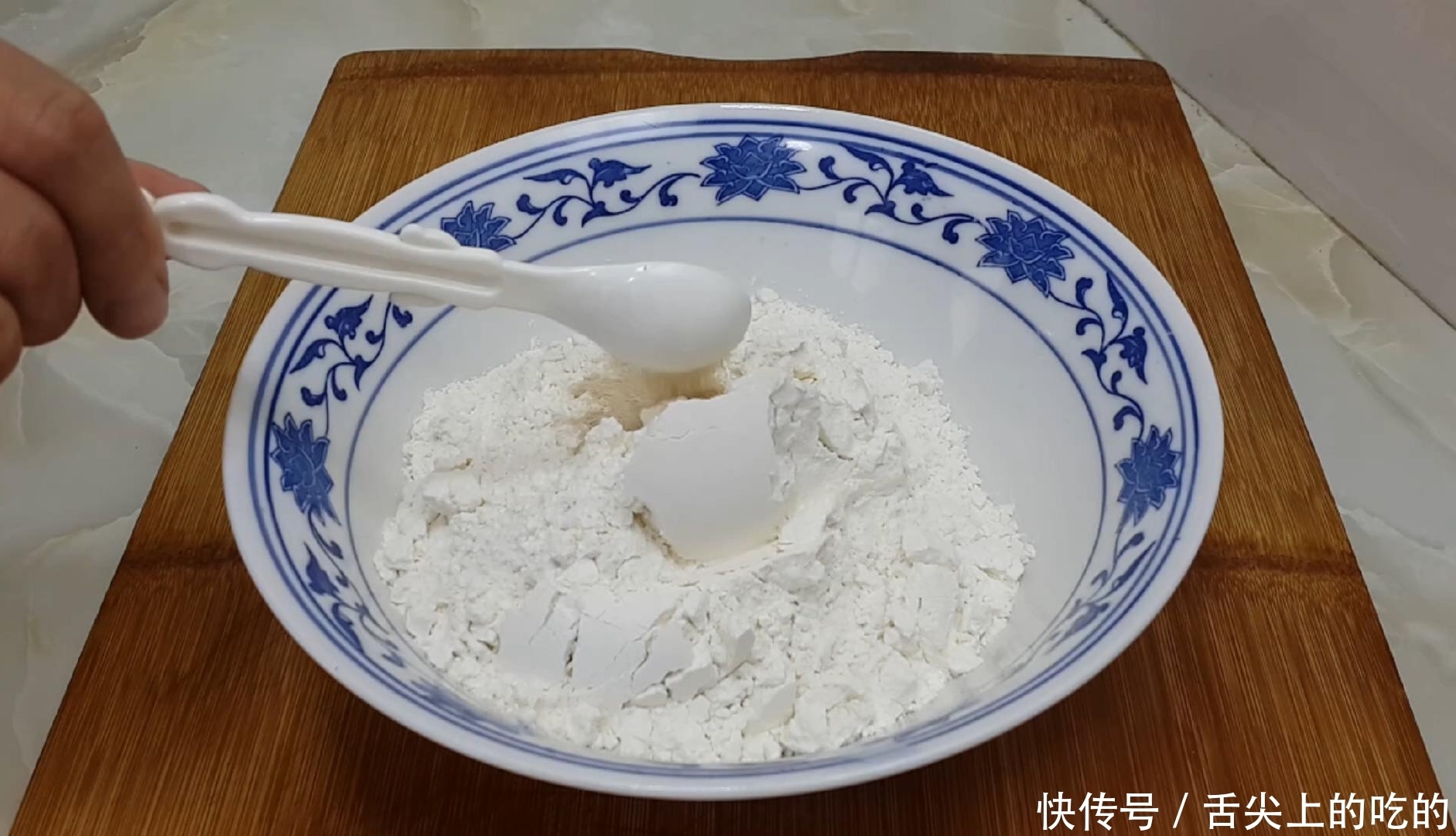 念念不忘|烧饼别买着吃了,加几勺酱料,外皮焦脆又多层,吃过就念念不忘