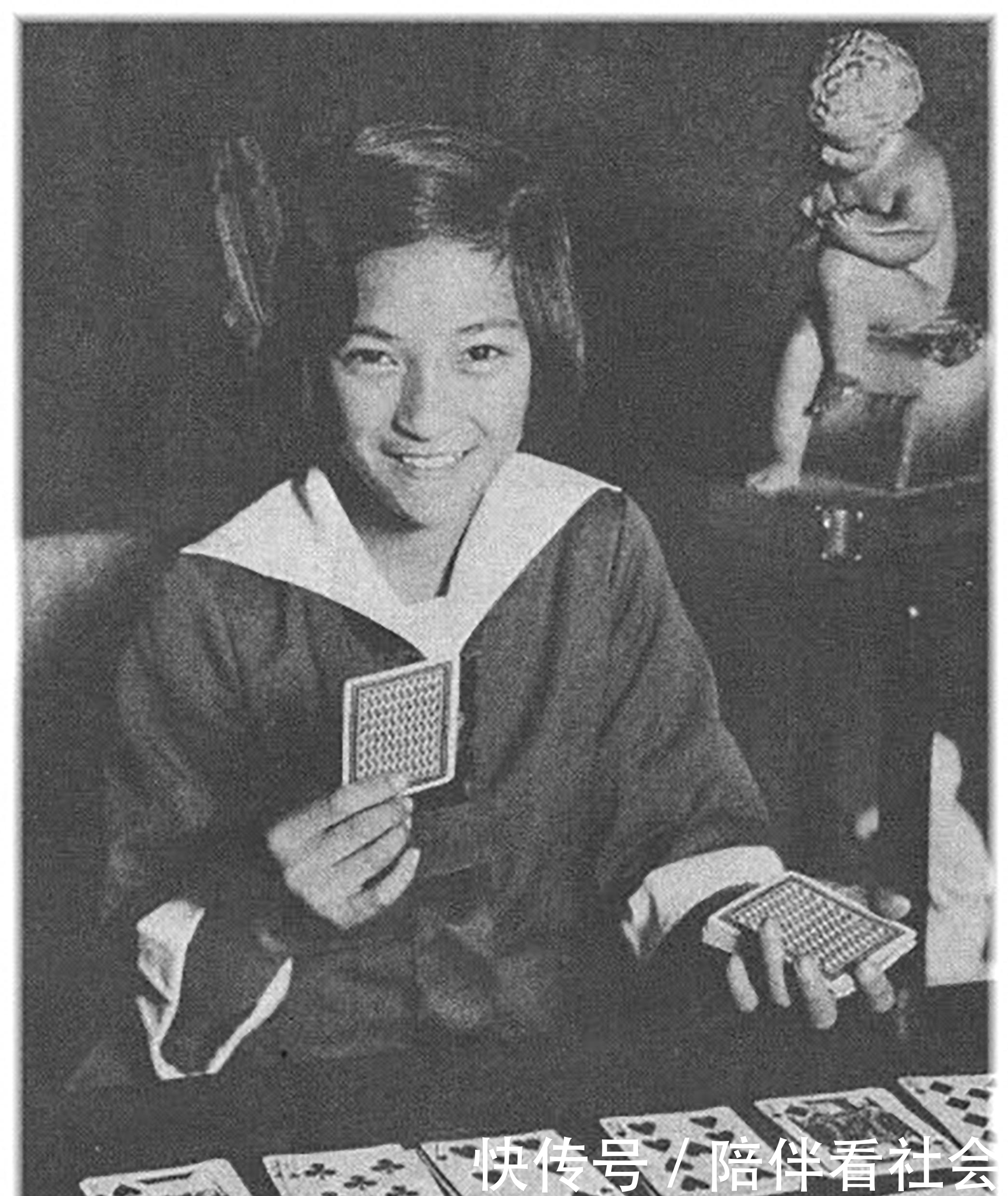 参观|历史罕见照:躺棺材中的墨索里尼,参观女子学院的希特勒,坦克上煎蛋的德军