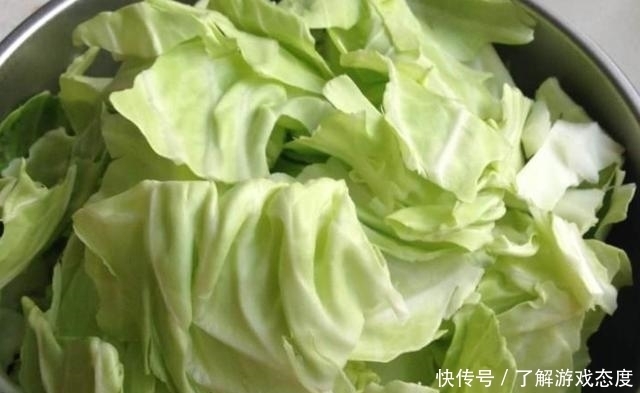  大厨|饭店炒包菜为什么那么好吃？饭店大厨：炒前放一味料，你也能做到