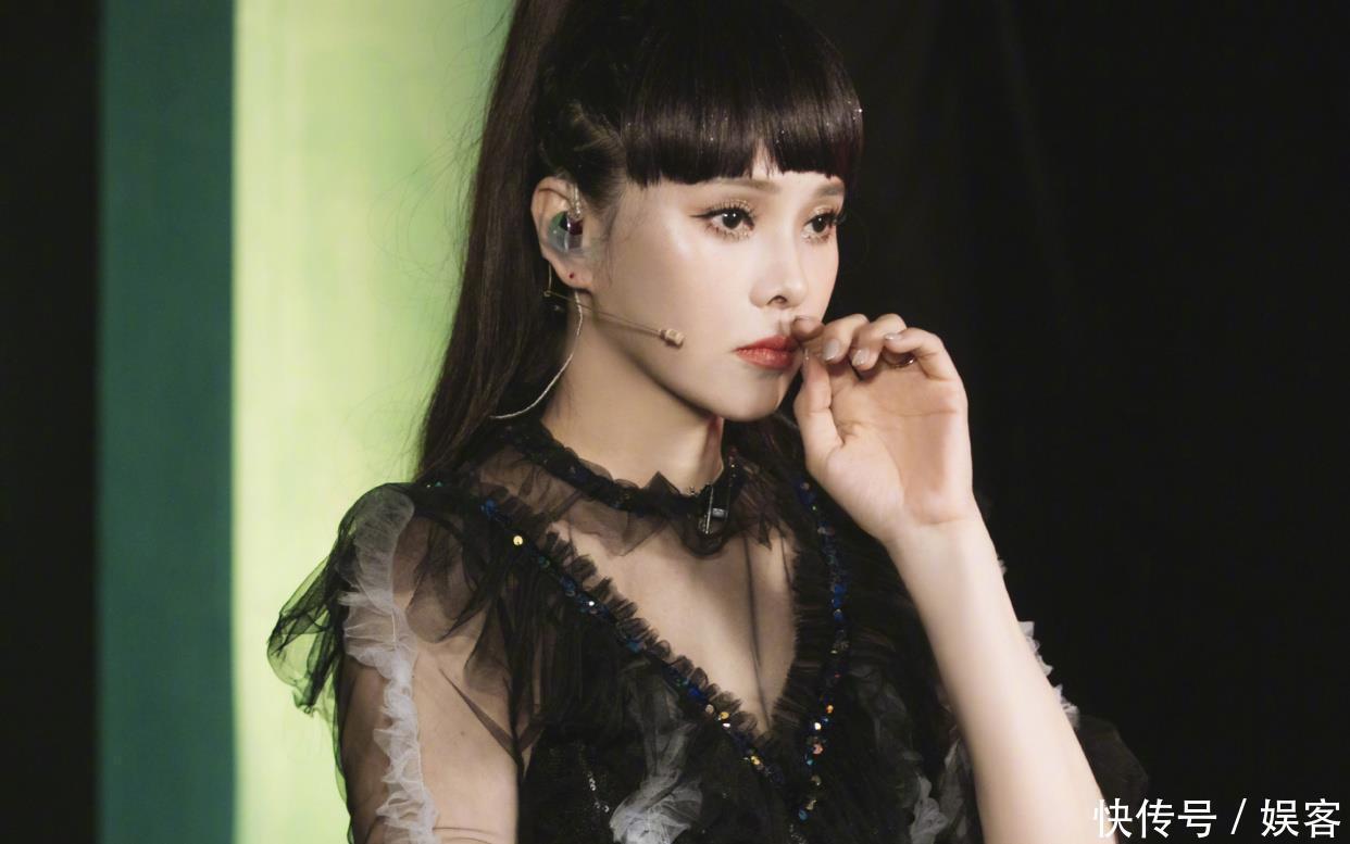  乘风破浪|《乘风破浪的姐姐》引争议，姑姑怒怼“为何拿明星与我比？”