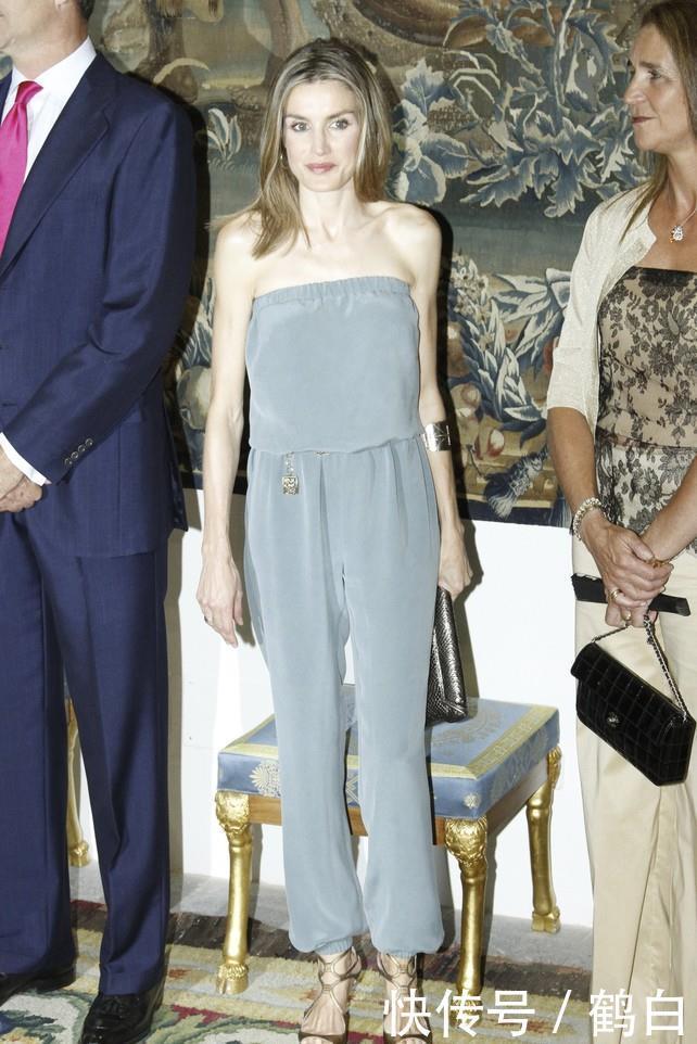  连体|西班牙王后穿连体裤亮相，端庄气质又时髦，唯独花纹太像老年装